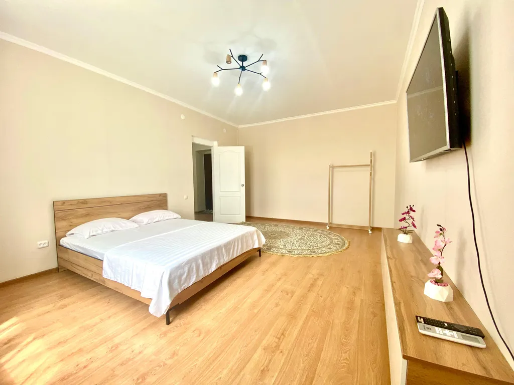 Просторная и стильная квартира в развитом районе — аренда посуточно в Уральск