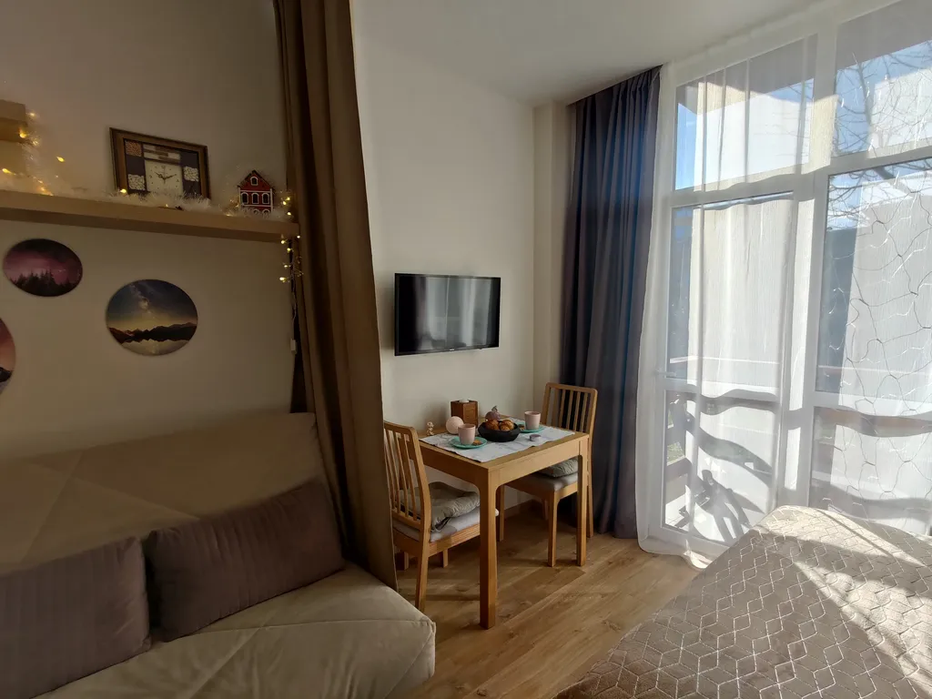 Удобная и уютная студия с балконом и видом на сад и горы