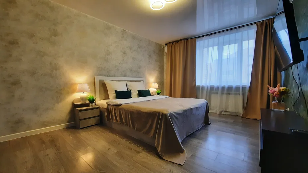 Светлая квартира с большой кроватью и Smart TV