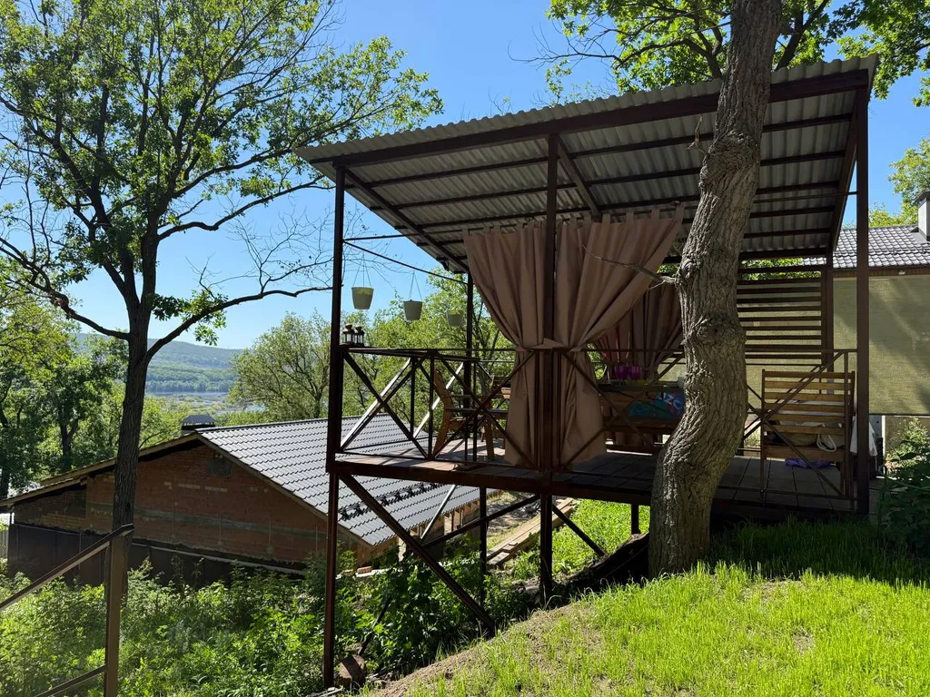 Дом в дубовой роще у реки