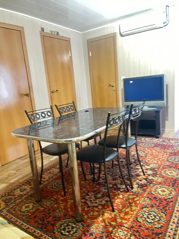 Уютный гостевой дом рядом с красивым, зеленым двором