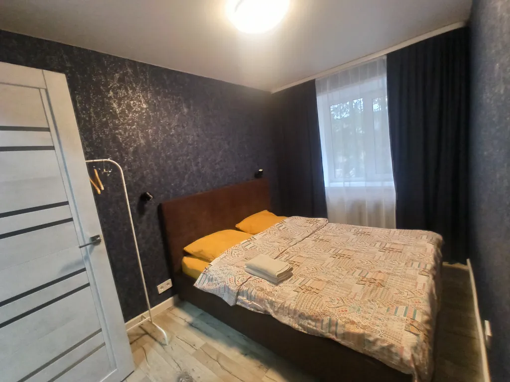 Уютная квартира с видом на лиственную аллею — аренда посуточно в Североуральск