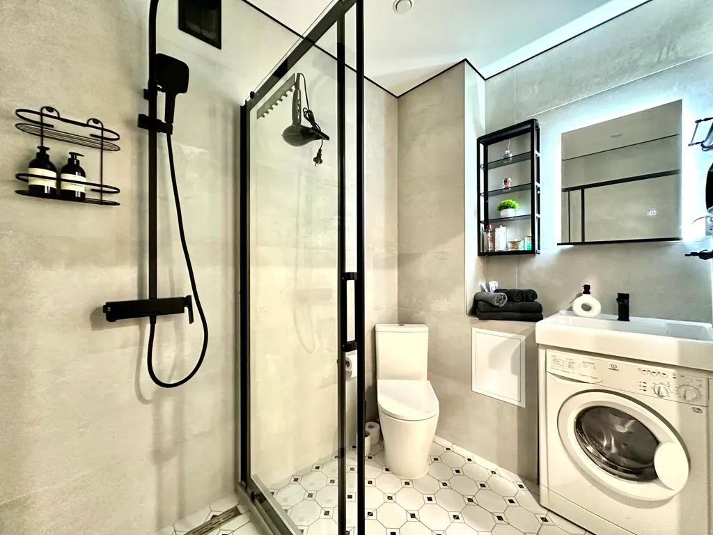 Светлые современные апартаменты в центре города