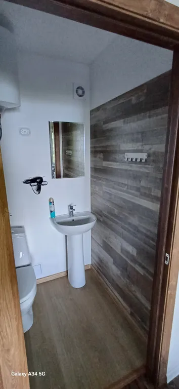 Уютная комната в доме Остановка Море с видом на море и лес