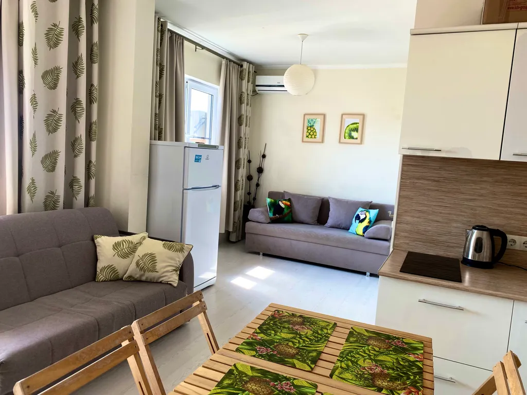 Студия с бассейном у моря