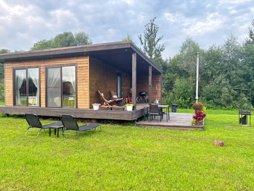 Яркий дом с ванной у панорамного окна