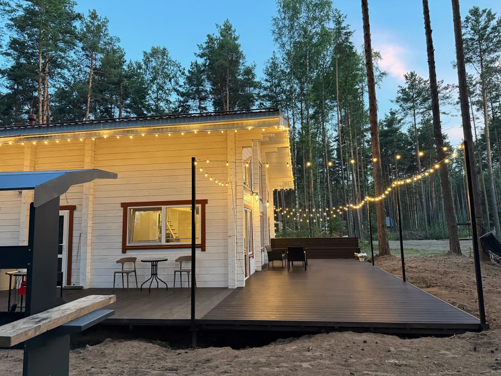 Белый дом и сосны