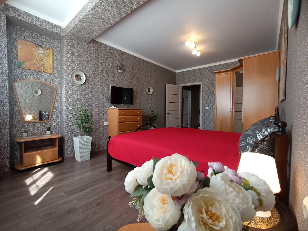 Просторная, светлая квартира в центре — аренда посуточно в Невинномысск