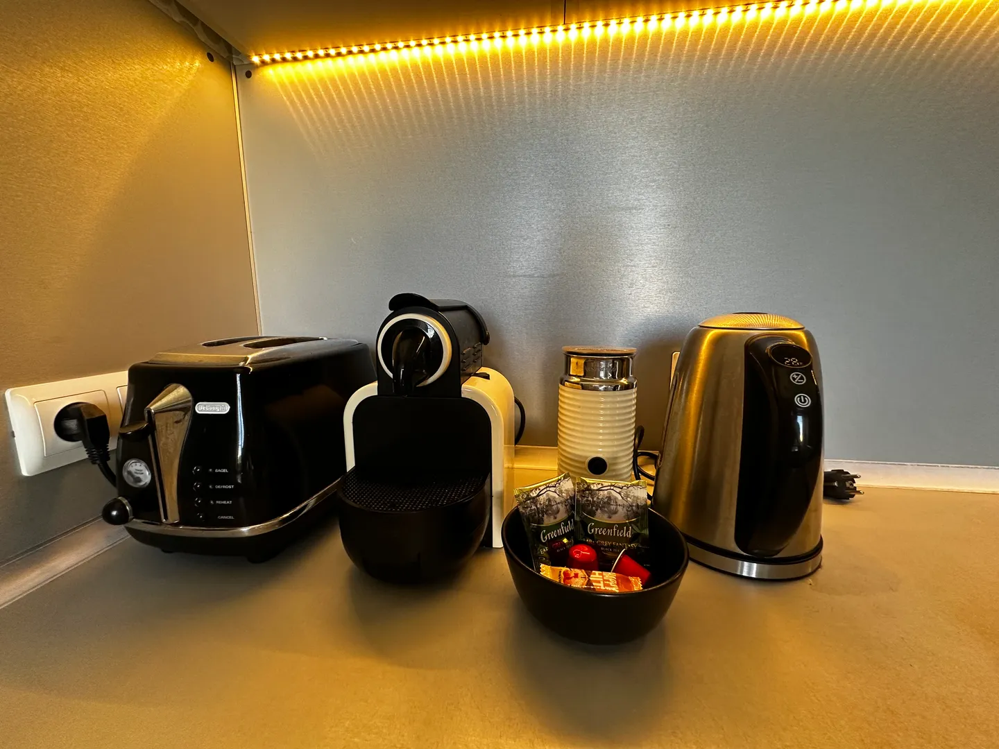 Кофемашина Nespresso, капучинатор, тостер Delonghi