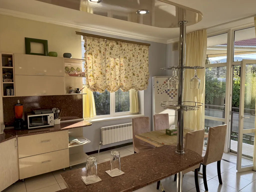 Двухэтажный коттедж с террасой и мангалом - Голубая бухта — аренда посуточно в Геленджик