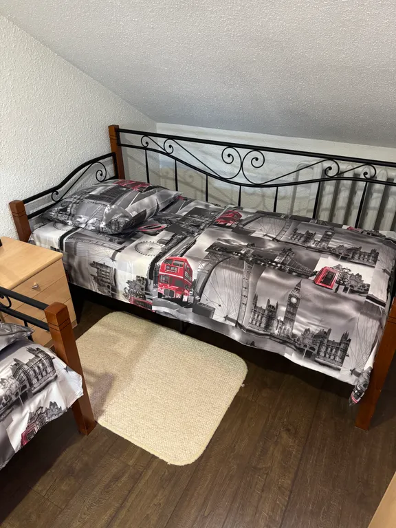 On two levels with two bathrooms