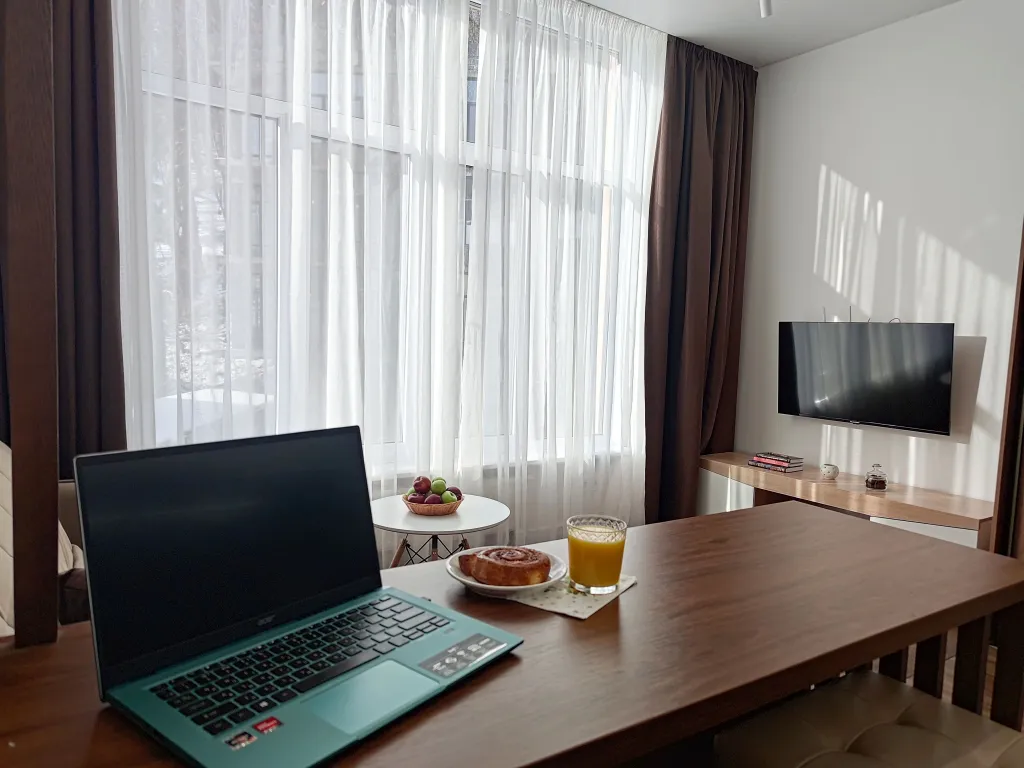 Студия с панорамным окном в окружении леса