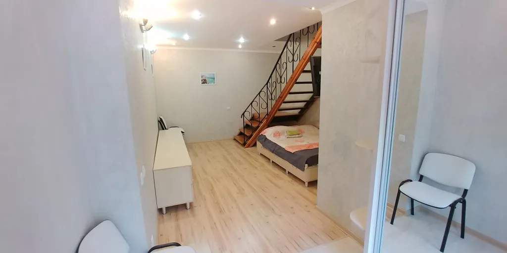 Жилой дом с внутренним двориком, рядом море