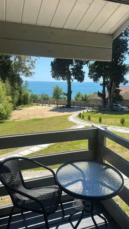 Дом с панорамными окнами с видом на море