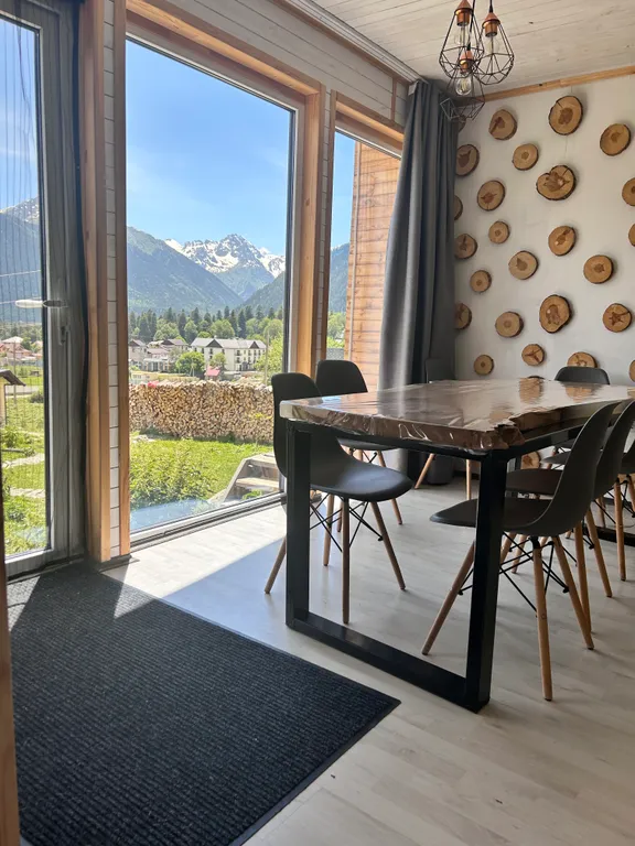 Коттедж с панорамными окнами и видом на горы