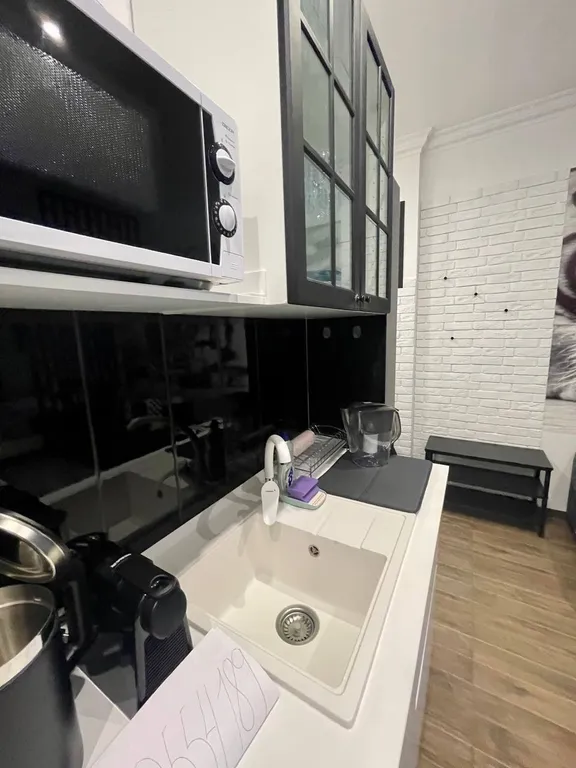 Просторная студия с выделенной спальней в центре