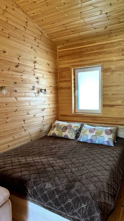 Современные студии на берегу реки