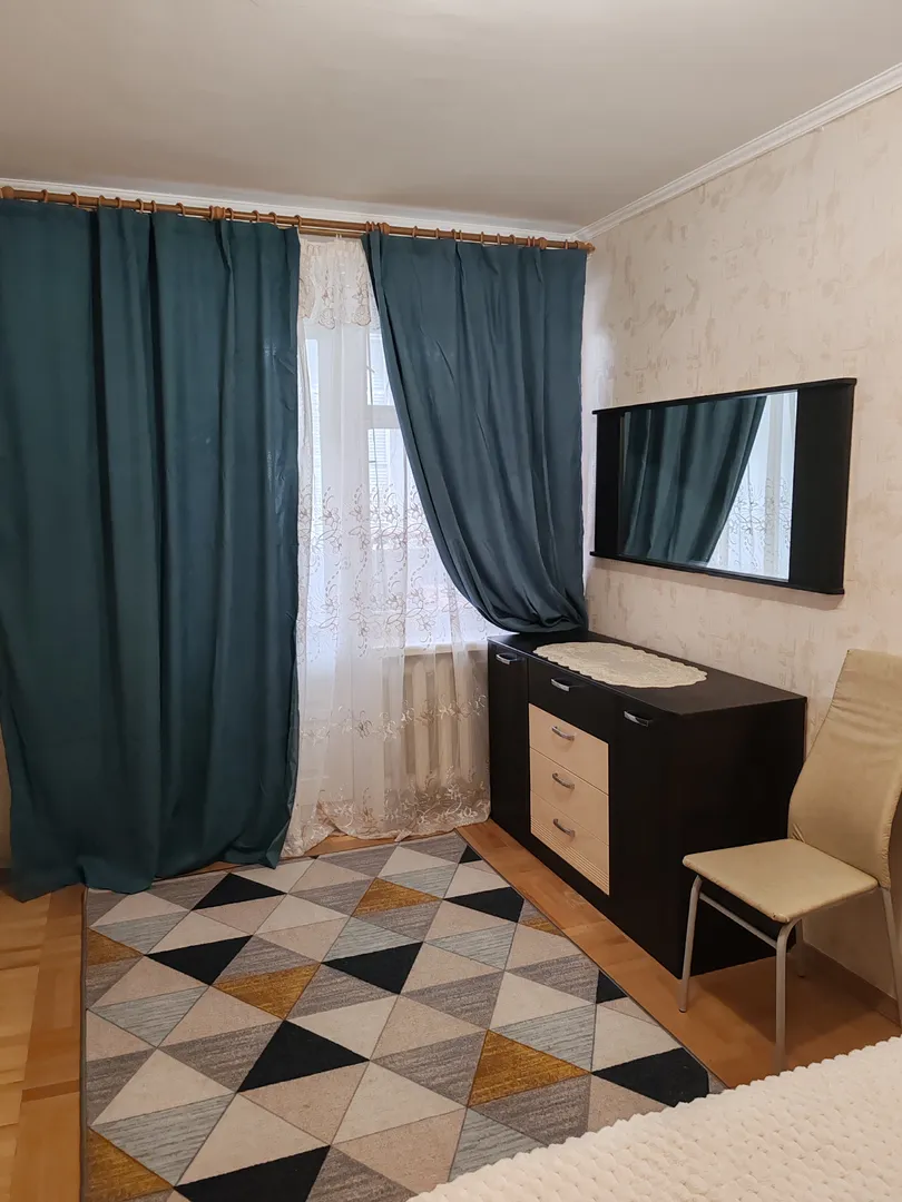 Спальня, вид на лоджию