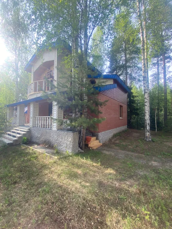 Уютный домик на берегу реки