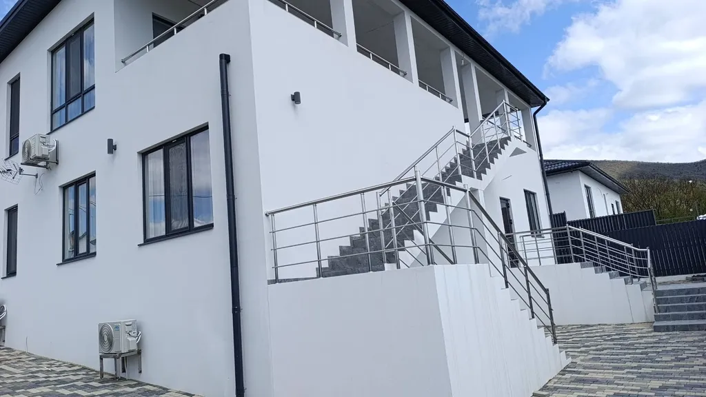 Дом с бассейном и с видом на море и горы