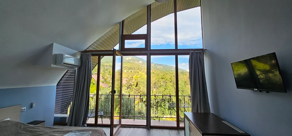 Солнце Ялты у моря с теплым бассейном