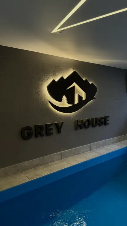 Дом с крытым бассейном