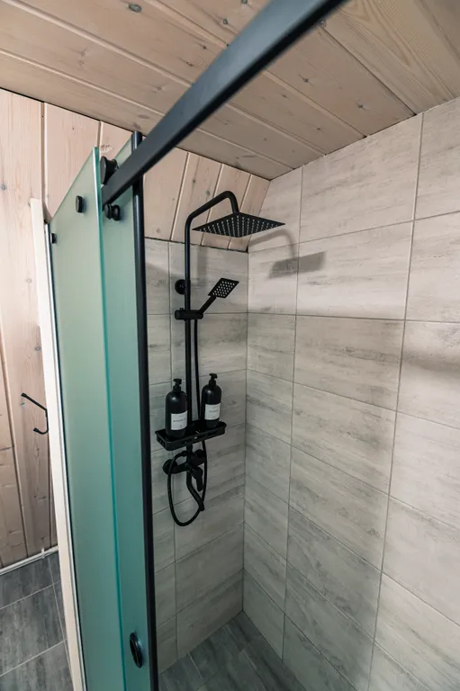 Уютный дом-шалаш в сосновом лесу