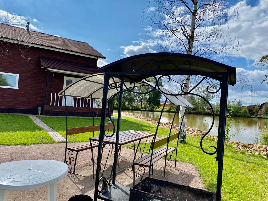 Дом на берегу озера