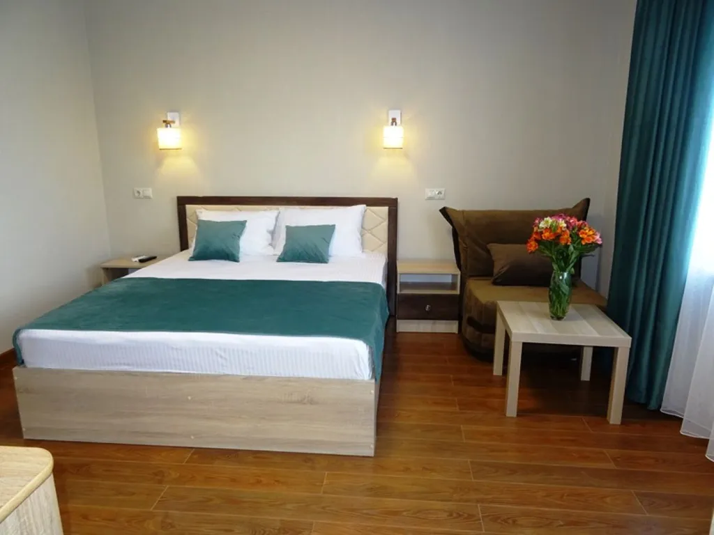 Трехместный улучшенный номер без балкона