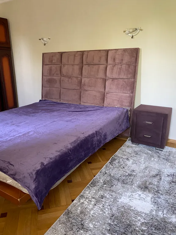 Дом с елкой и снеговиком, за домом манеж с лошадьми