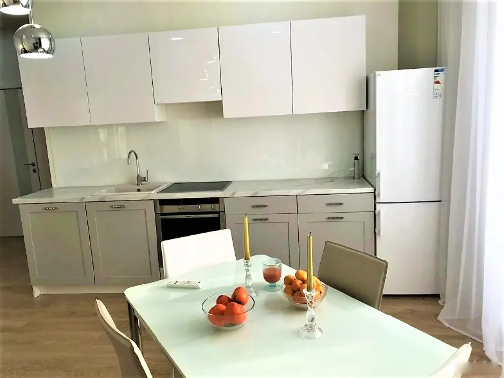 Поделам Светлая квартира рядом с Radisson Blu