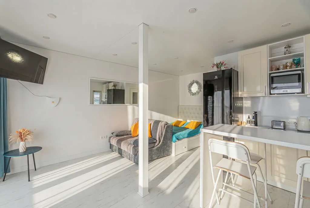 Студия с панорамными окнами с видом на озеро