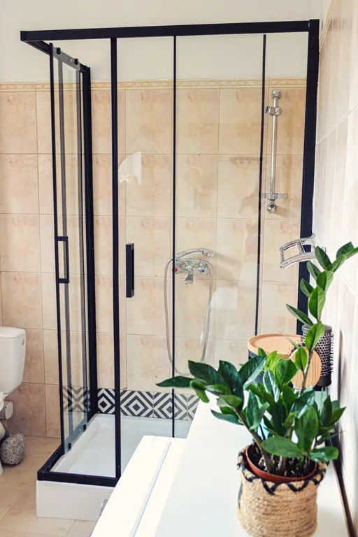 Комната в необычной квартире с видом на ручей и деревья (см. описание)