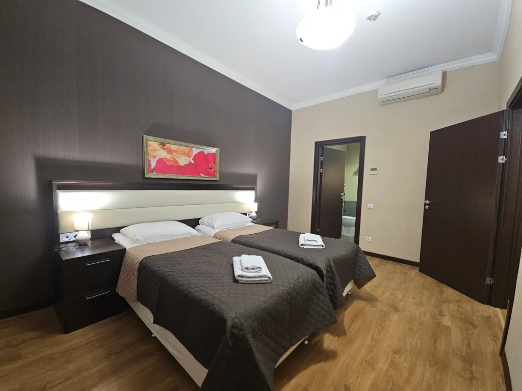 Апартаменты комфорт+ с 2 спальнями, балконом и с видом на горы и ярмарку