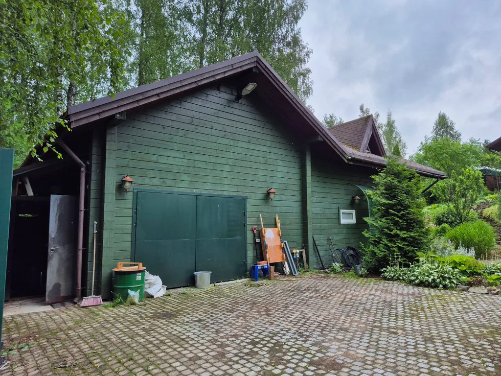 Двухэтажный загородный дом рядом с озером