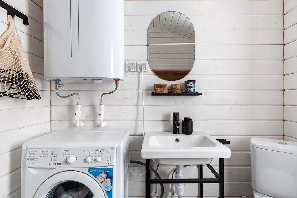 Современный дом с баней в лесу