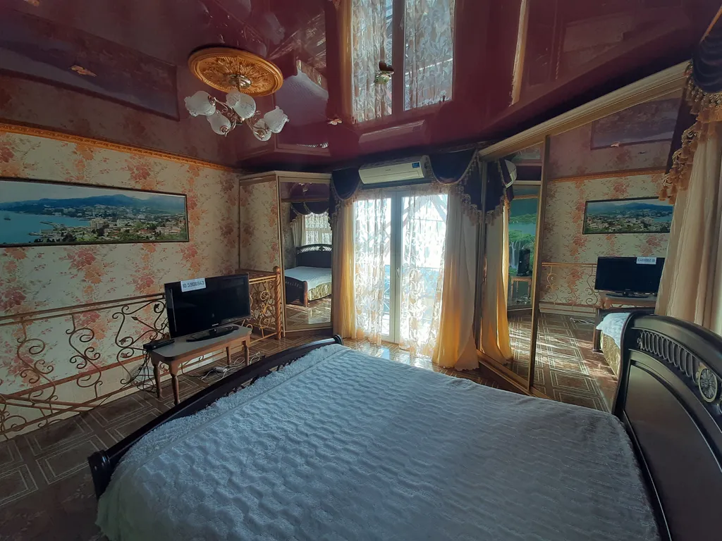 Дом с видом на море и город