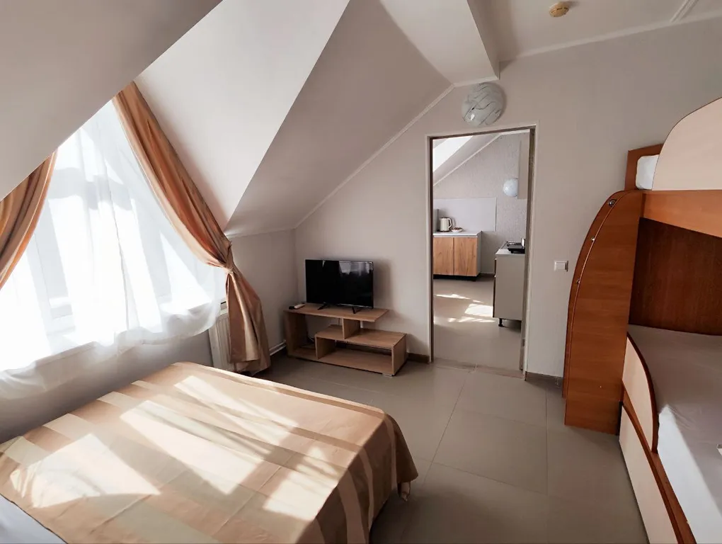 Квартира Апартаменты с 1 спальней на мансардном этаже гостевого дома Регион 86 — аренда посуточно в Адлер