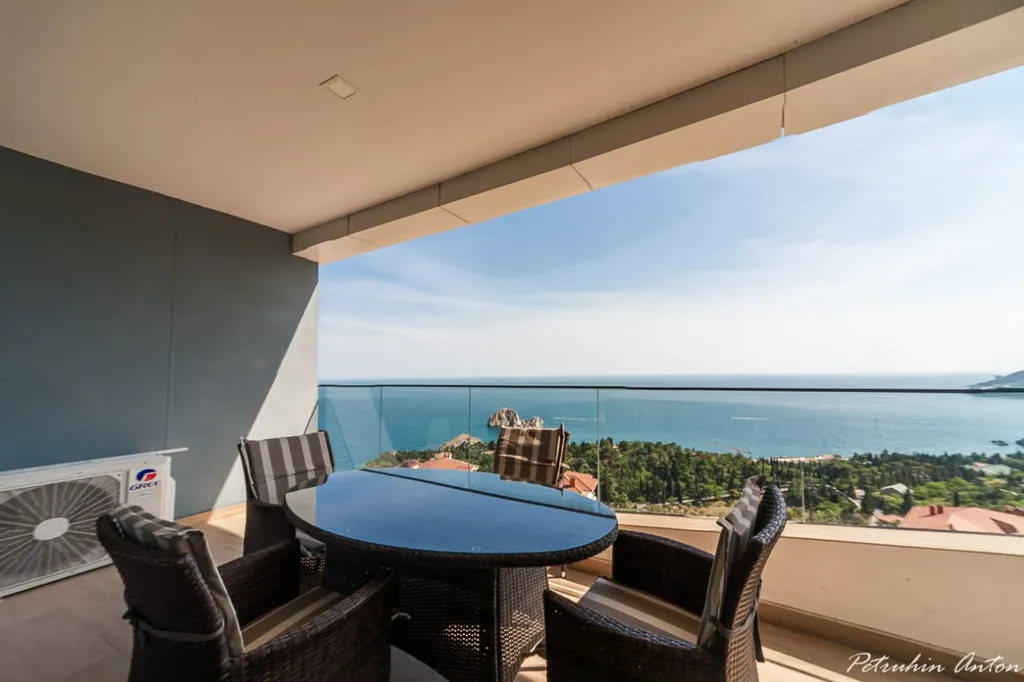 Квартира с панорамным видом на море и горы на юбк