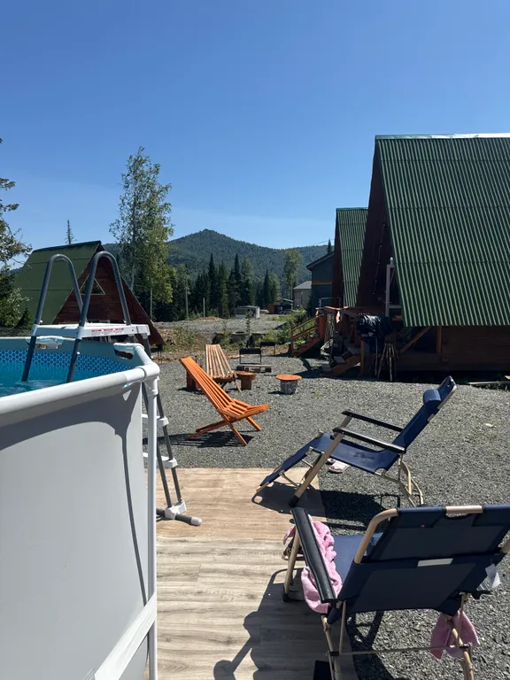 А-frame в окружении леса и гор