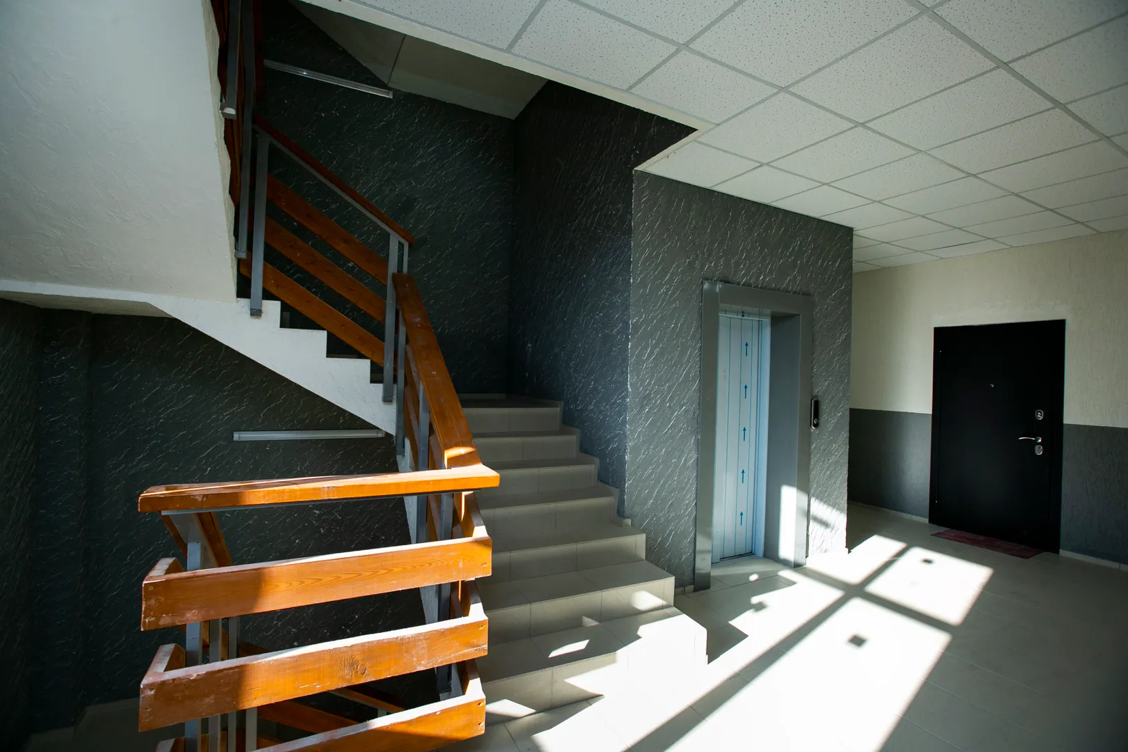 Лифт и лестница на выбор для гостей