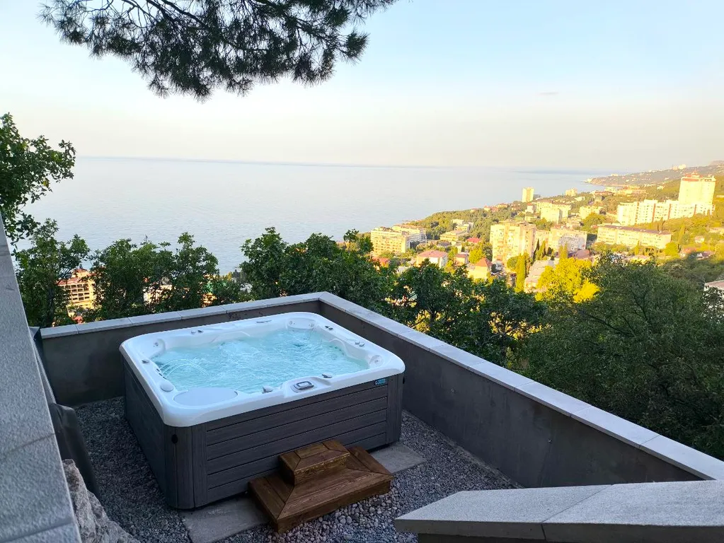 Двухэтажный дом с видом на море