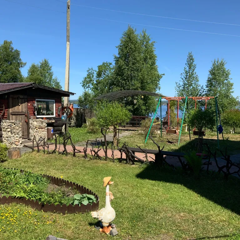 Дом с баней на берегу озера, в черте города