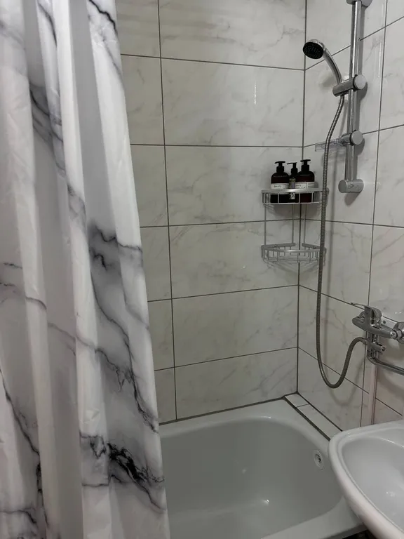 Уютная студия с камином рядом с озером