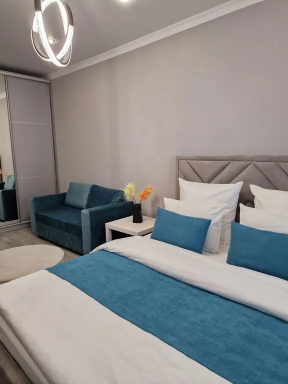 Квартира с панорамными окнами и очками виртуальной реальности