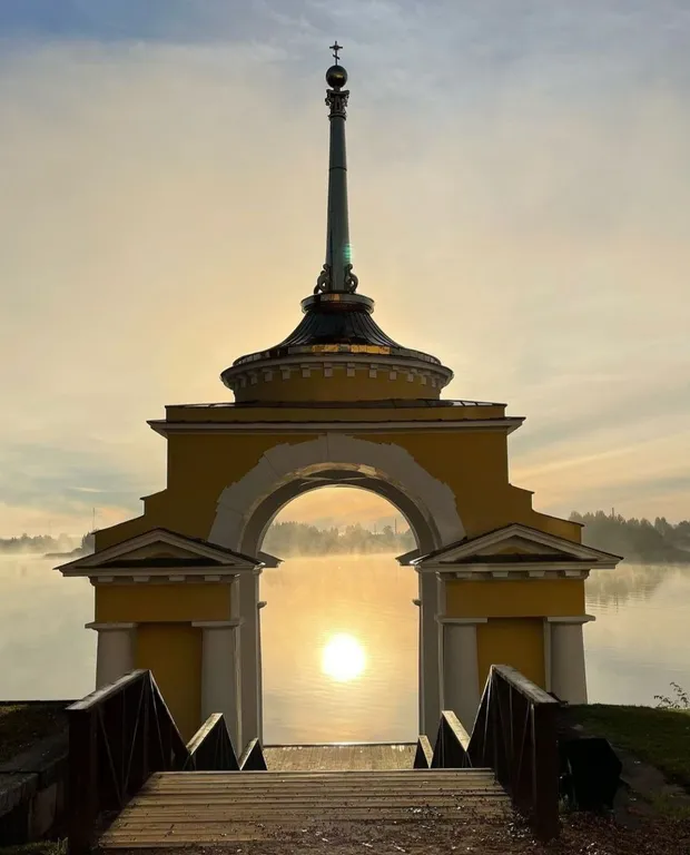 Глемпинго плот на Селигере у монастыря