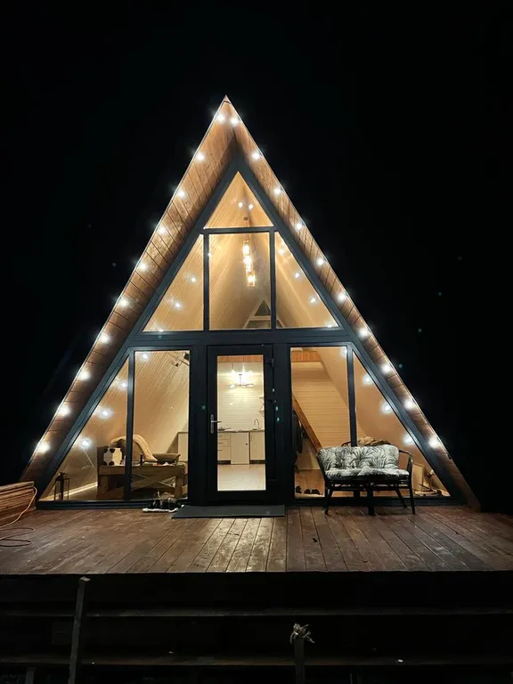 А-фрейм с чаном у леса