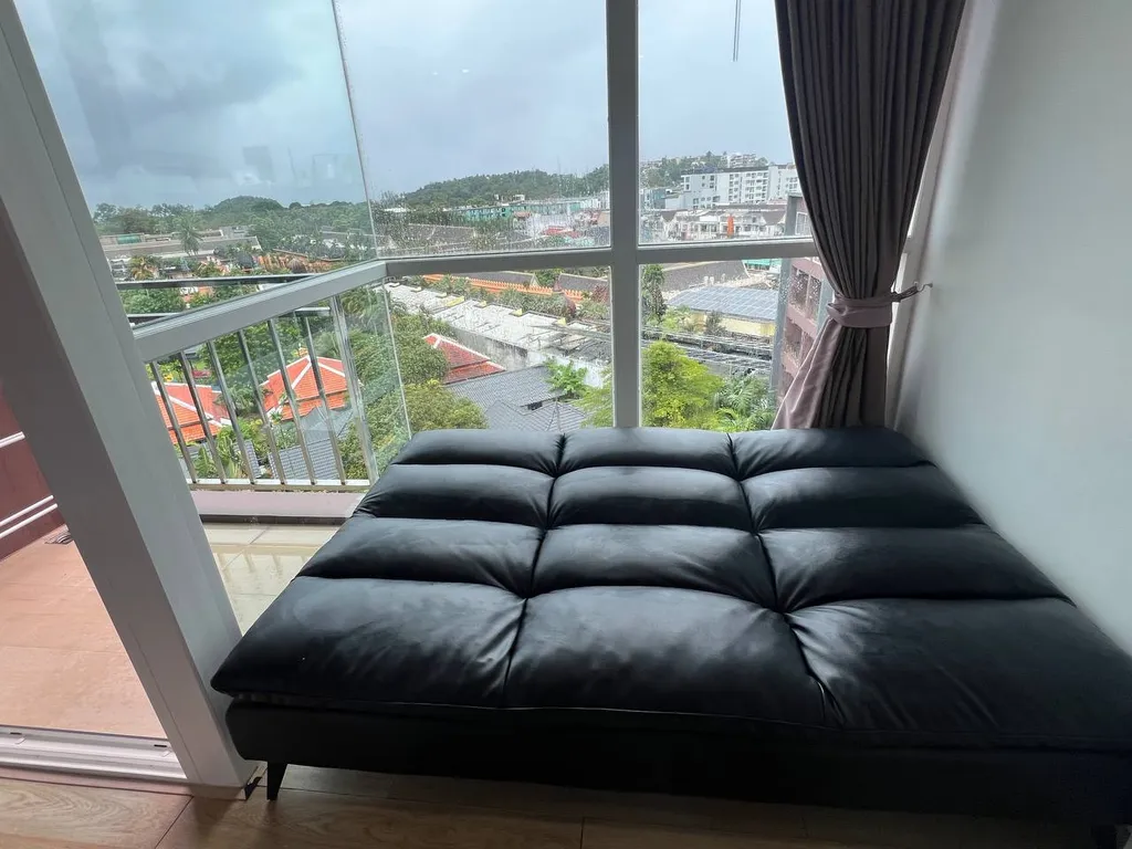 Студия после ремонта с потрясающим видом в центре Каты