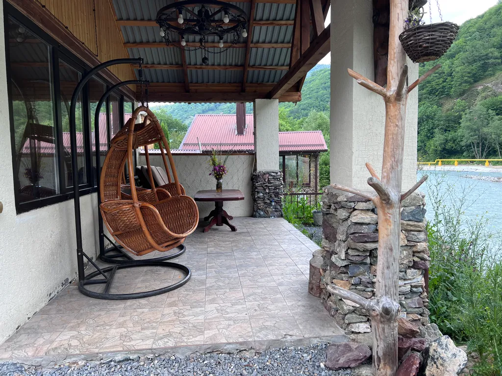 Большой дом у реки в горах с баней и чаном