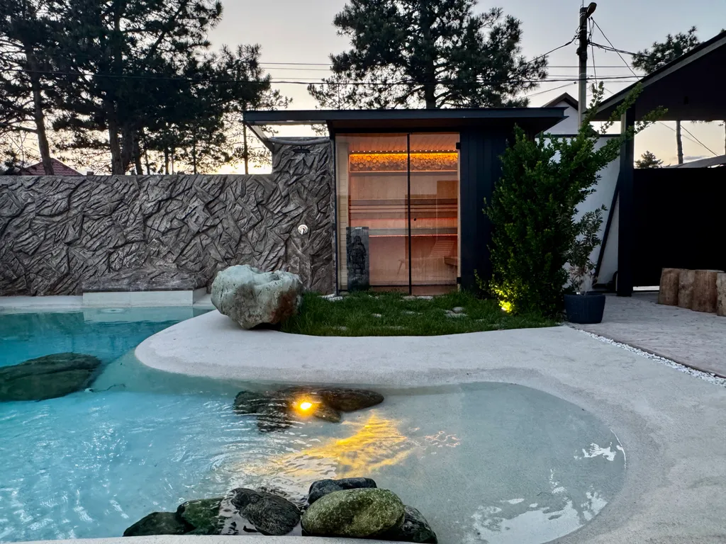 Дом в тихом месте, со своим минипляжем